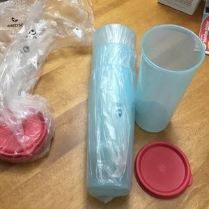 4 Tupperware tumblers with lids
